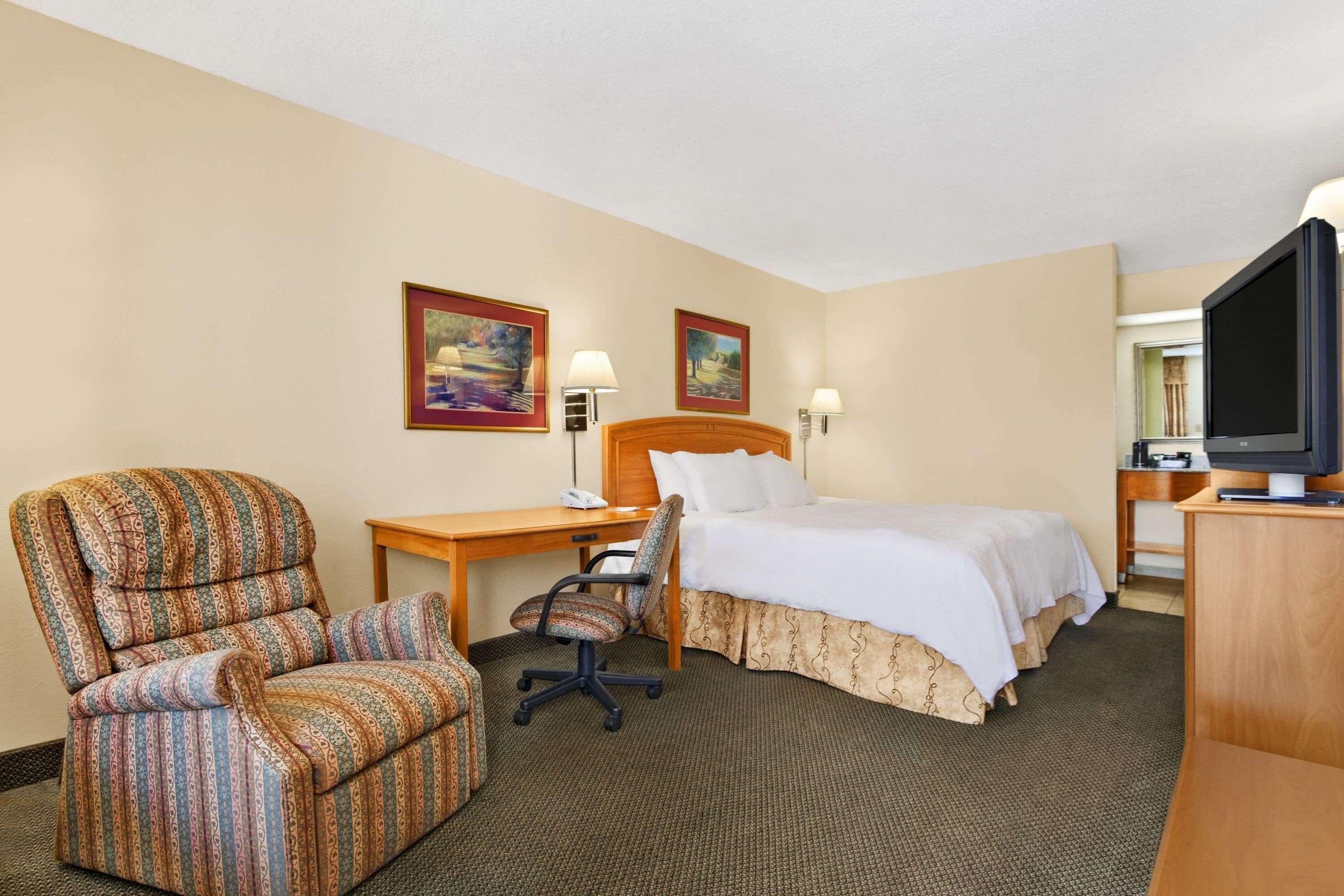 Howard Johnson By Wyndham Greensboro Near The Coliseum Exterior photo