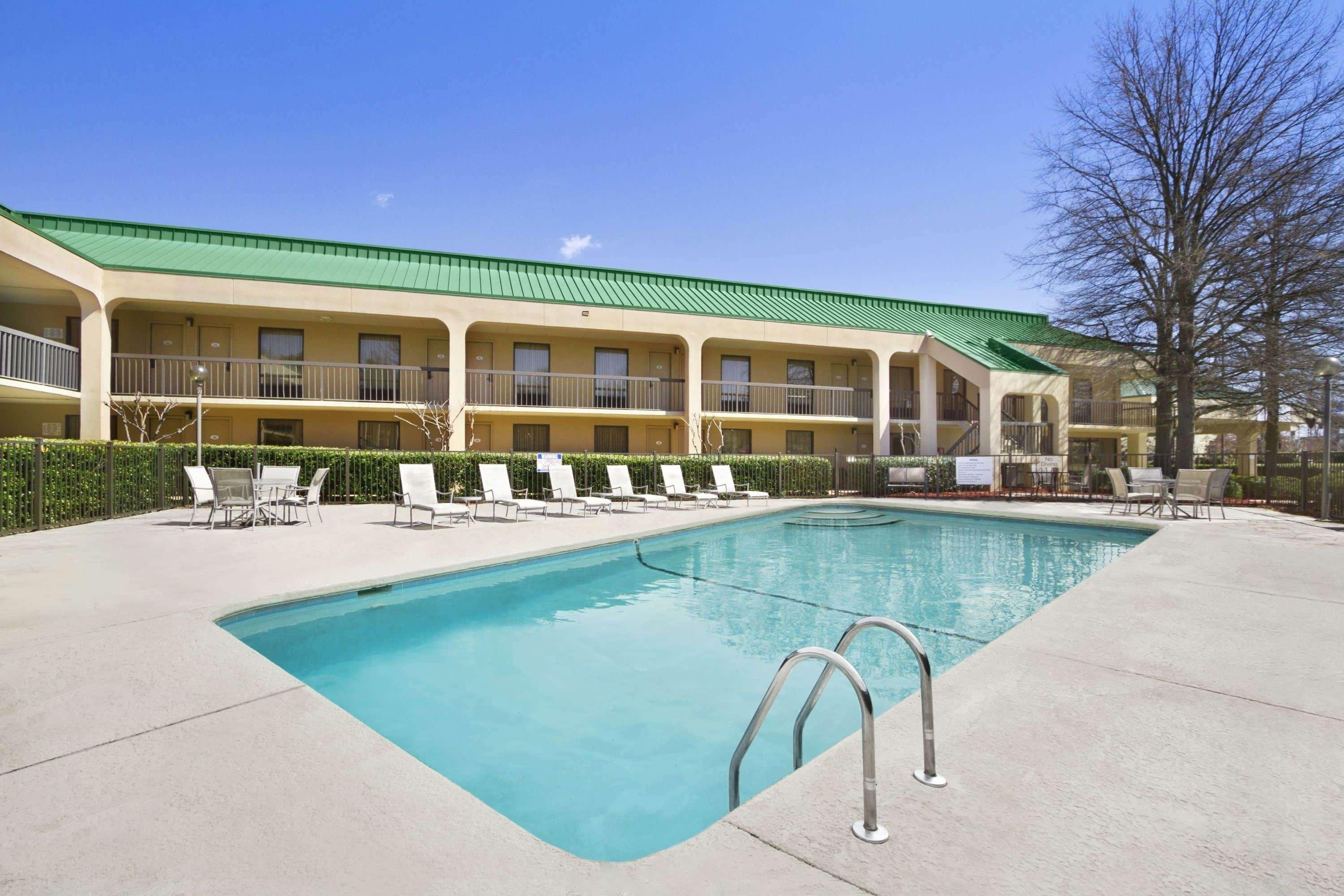 Howard Johnson By Wyndham Greensboro Near The Coliseum Exterior photo