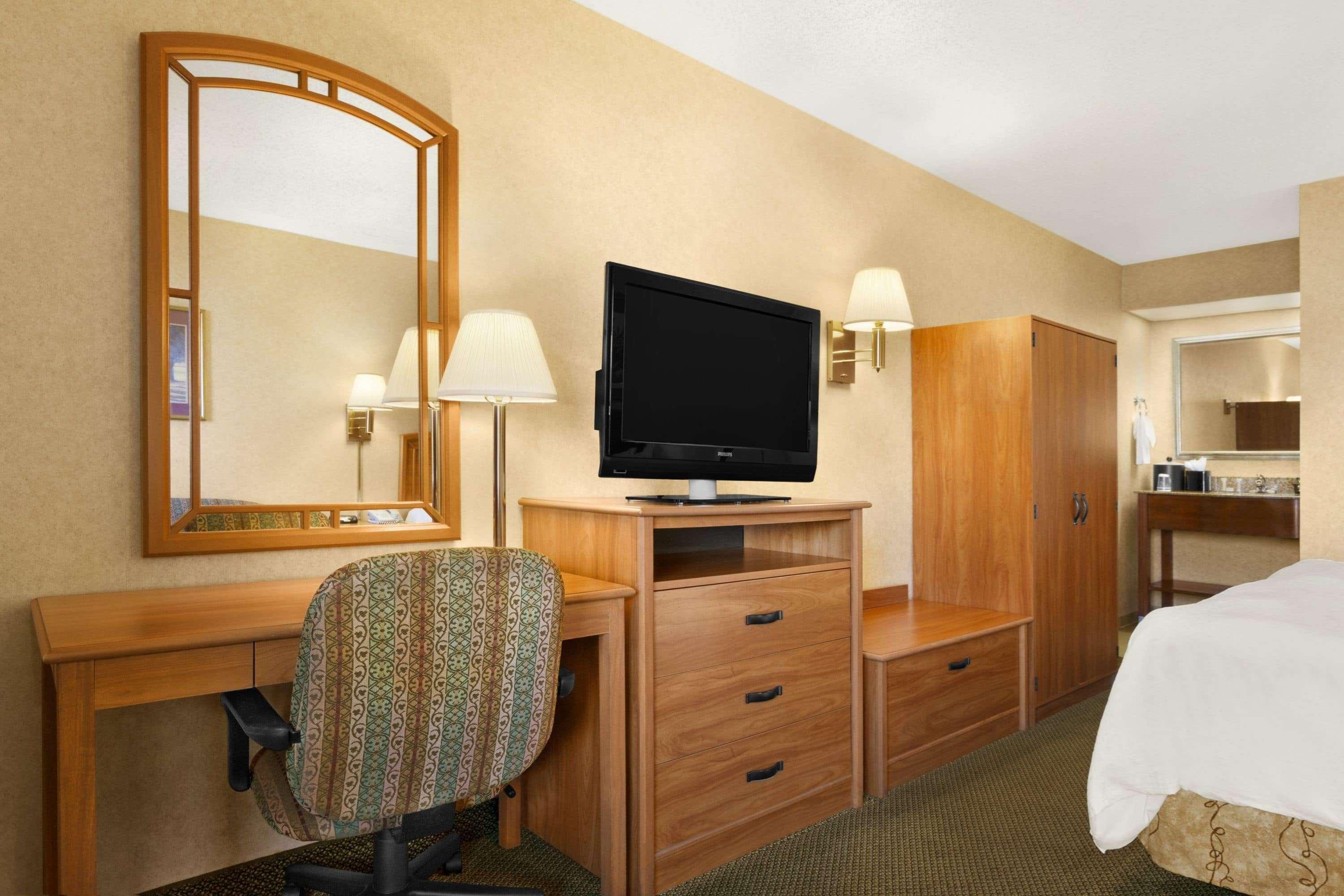 Howard Johnson By Wyndham Greensboro Near The Coliseum Exterior photo