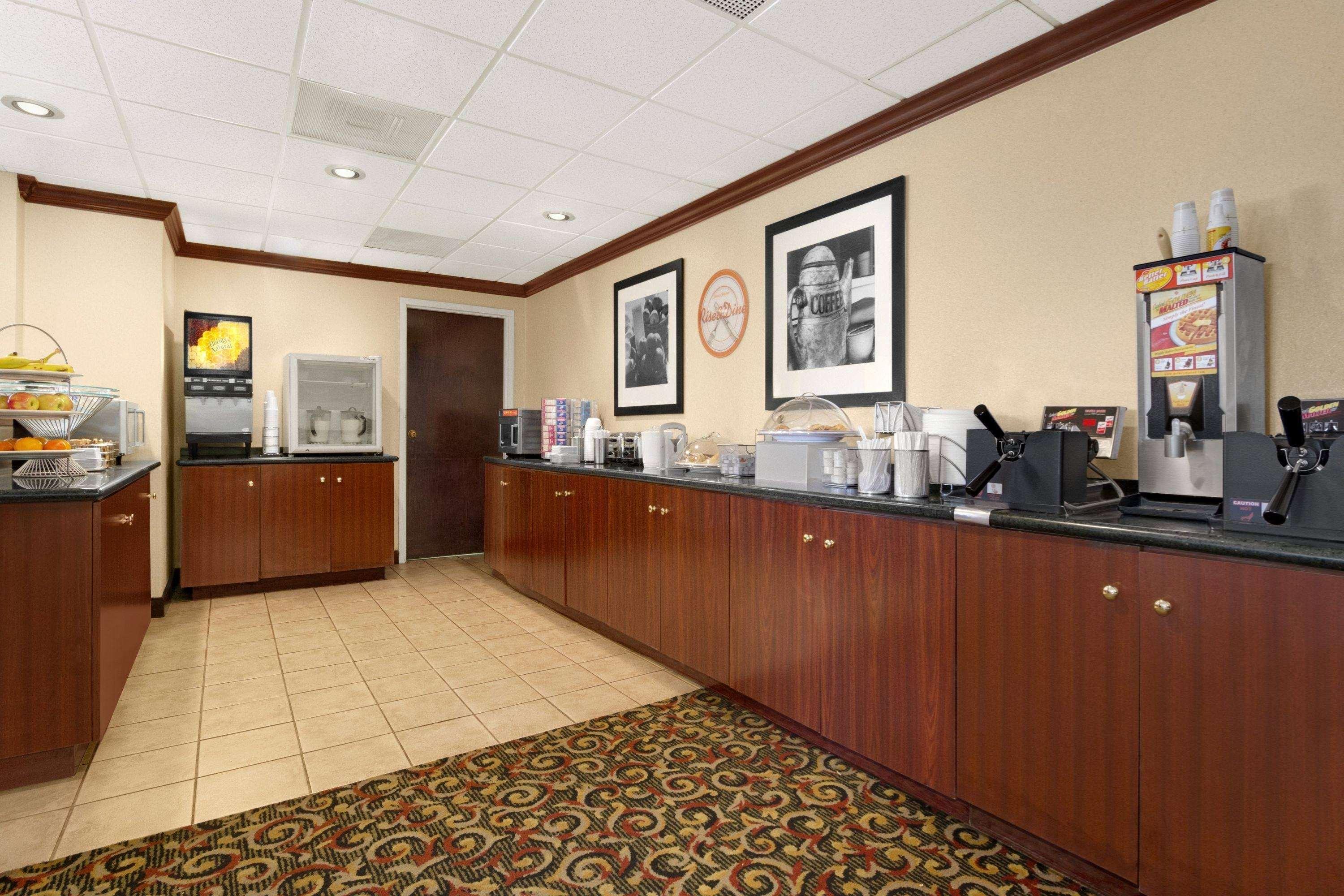 Howard Johnson By Wyndham Greensboro Near The Coliseum Exterior photo