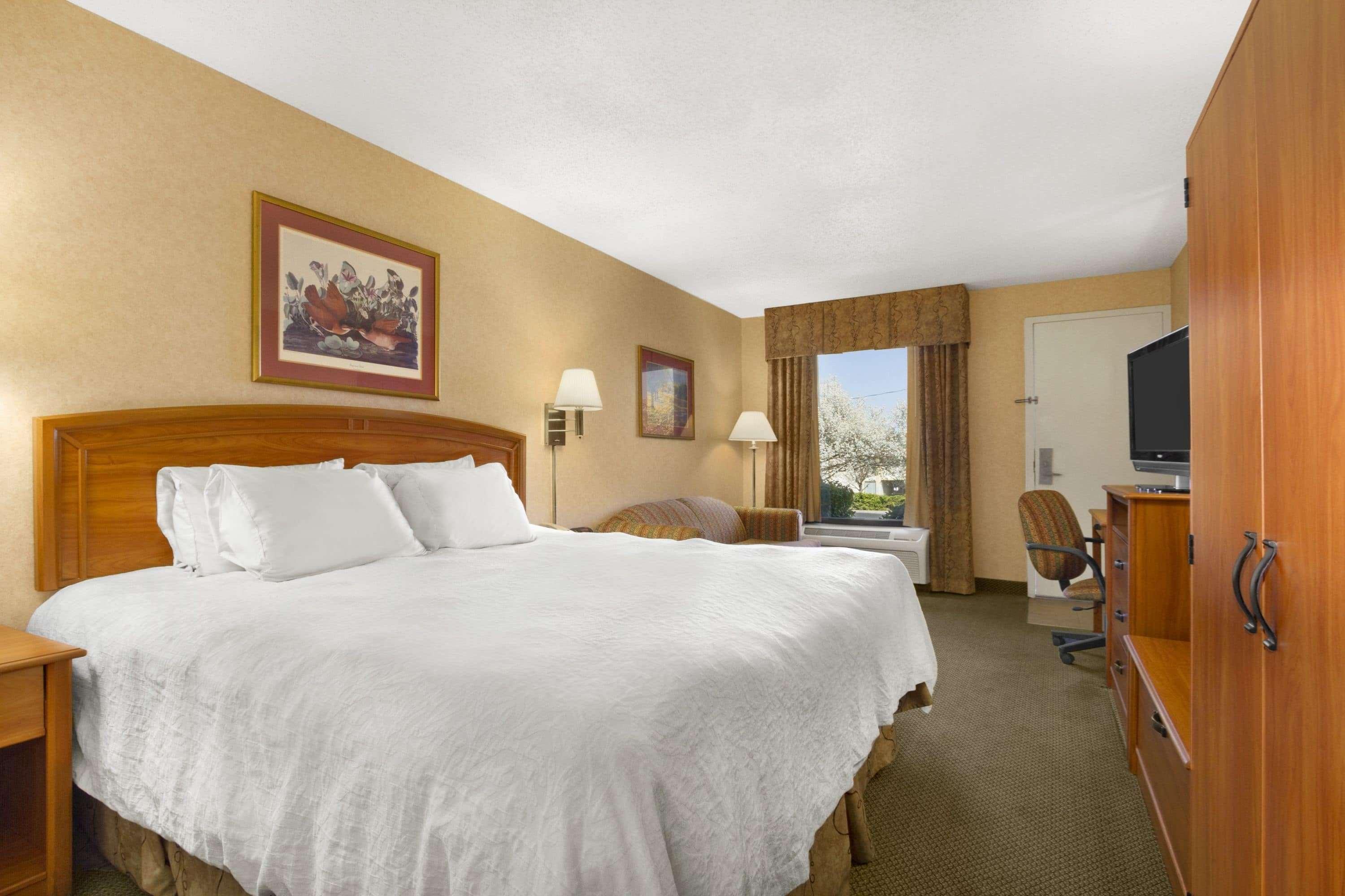 Howard Johnson By Wyndham Greensboro Near The Coliseum Exterior photo