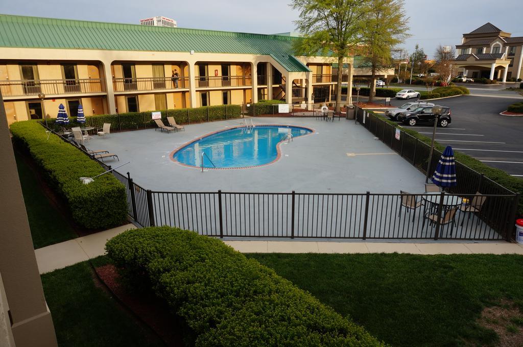 Howard Johnson By Wyndham Greensboro Near The Coliseum Exterior photo