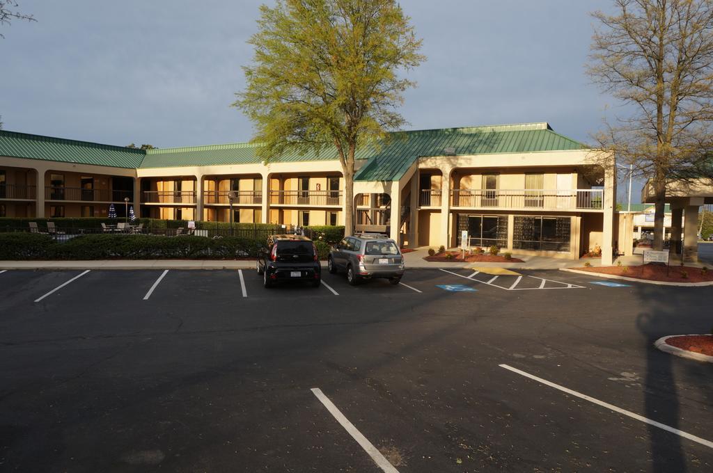 Howard Johnson By Wyndham Greensboro Near The Coliseum Exterior photo