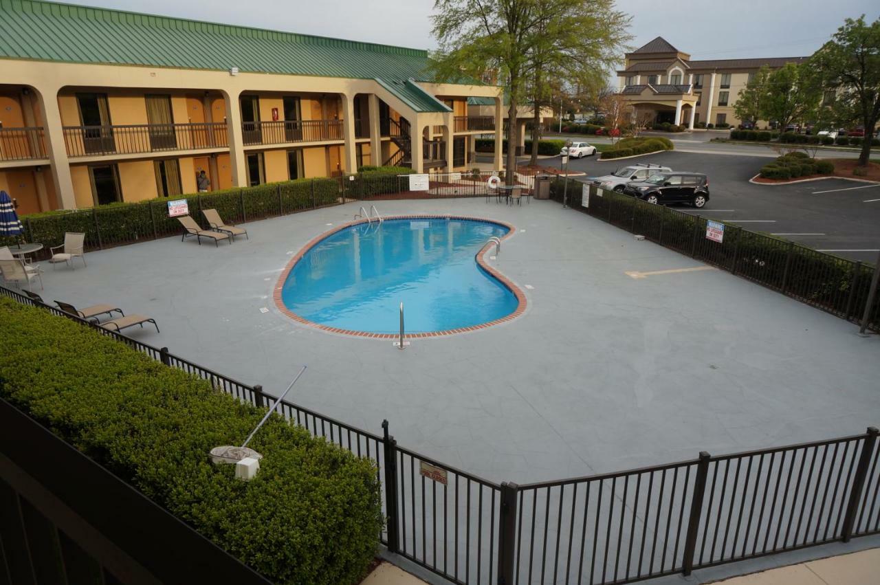 Howard Johnson By Wyndham Greensboro Near The Coliseum Exterior photo