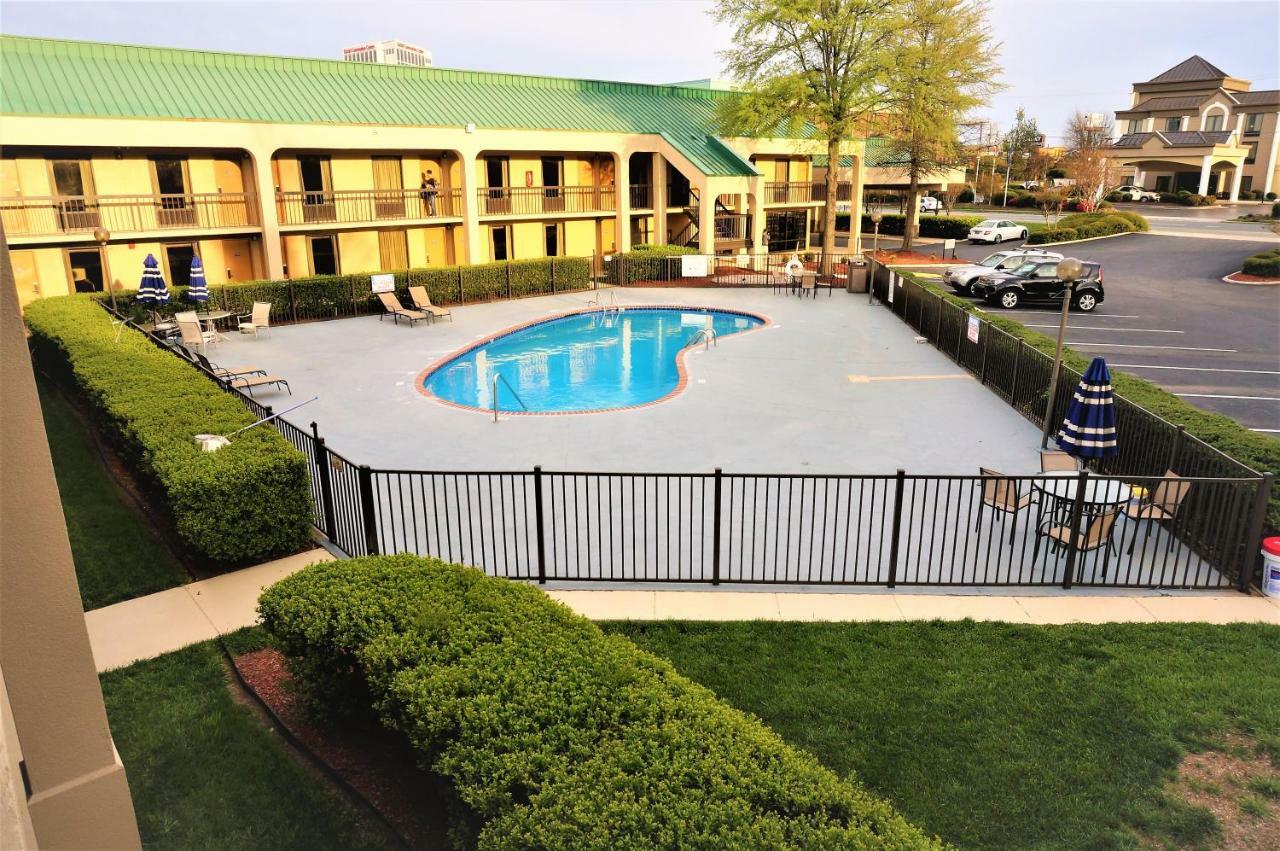 Howard Johnson By Wyndham Greensboro Near The Coliseum Exterior photo