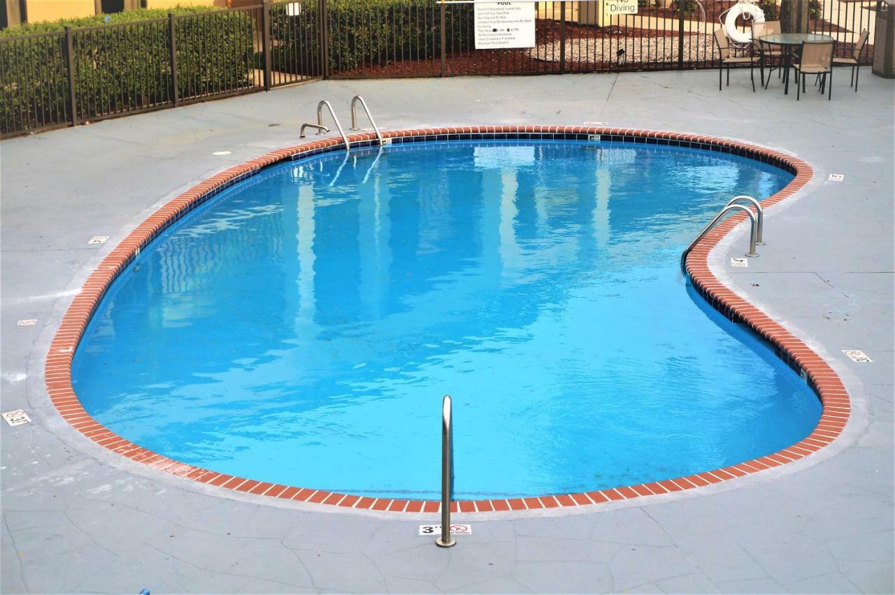 Howard Johnson By Wyndham Greensboro Near The Coliseum Exterior photo