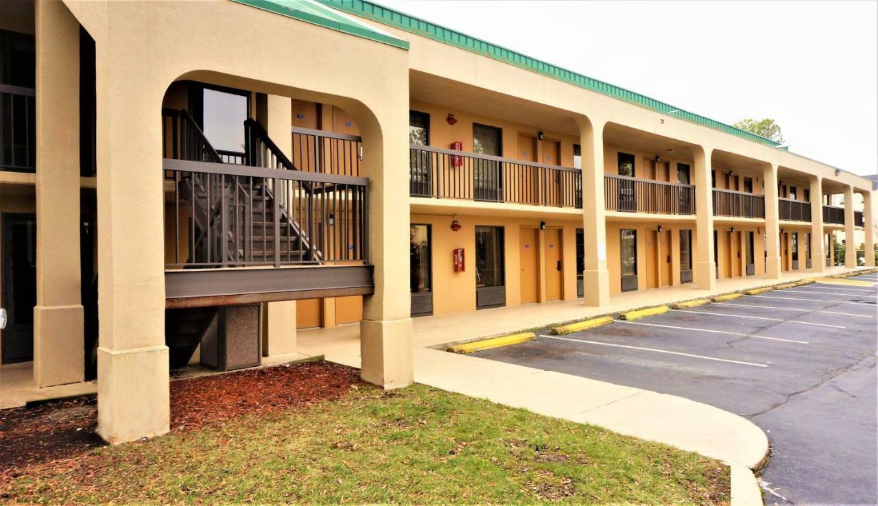 Howard Johnson By Wyndham Greensboro Near The Coliseum Exterior photo