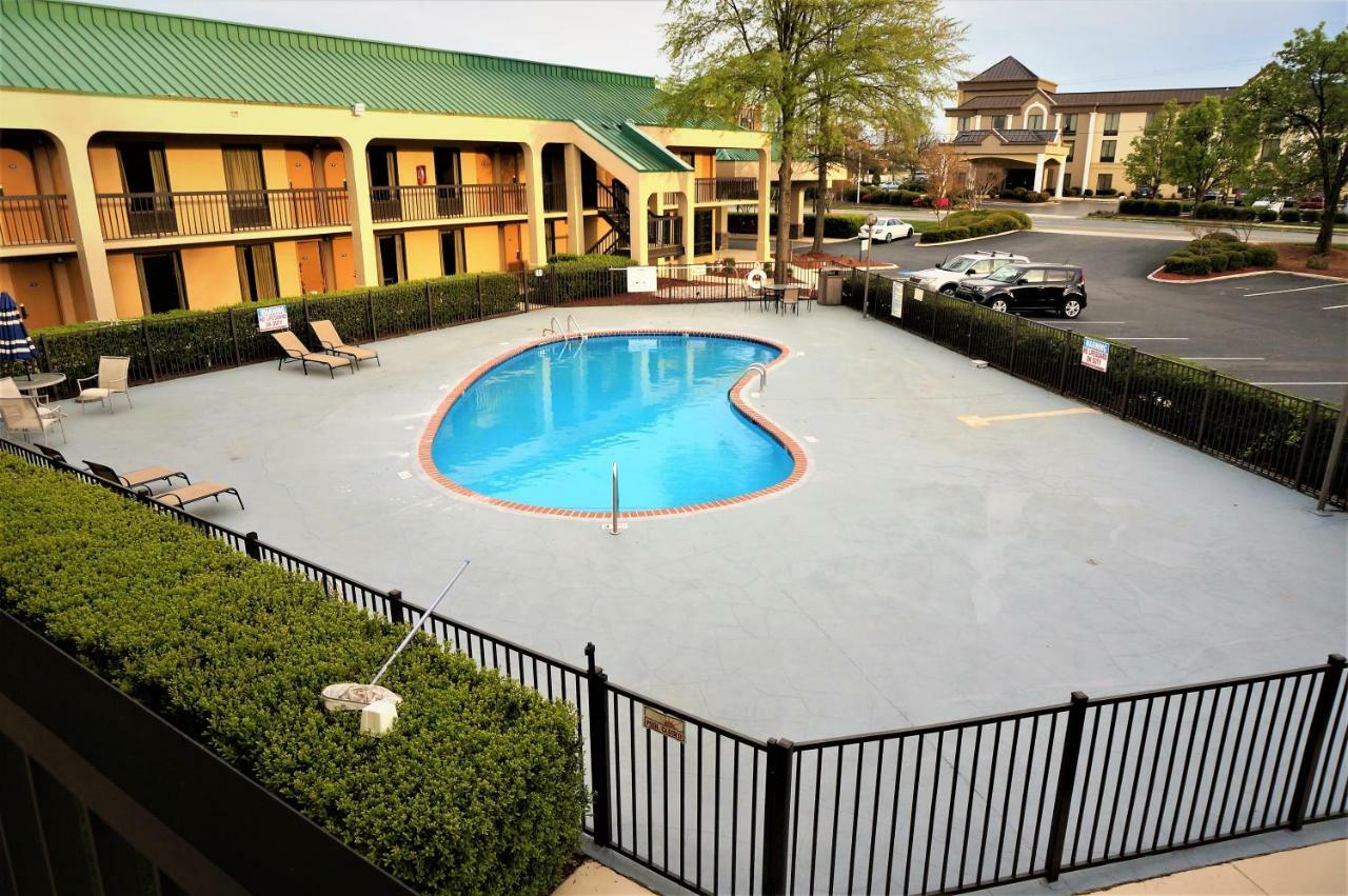 Howard Johnson By Wyndham Greensboro Near The Coliseum Exterior photo